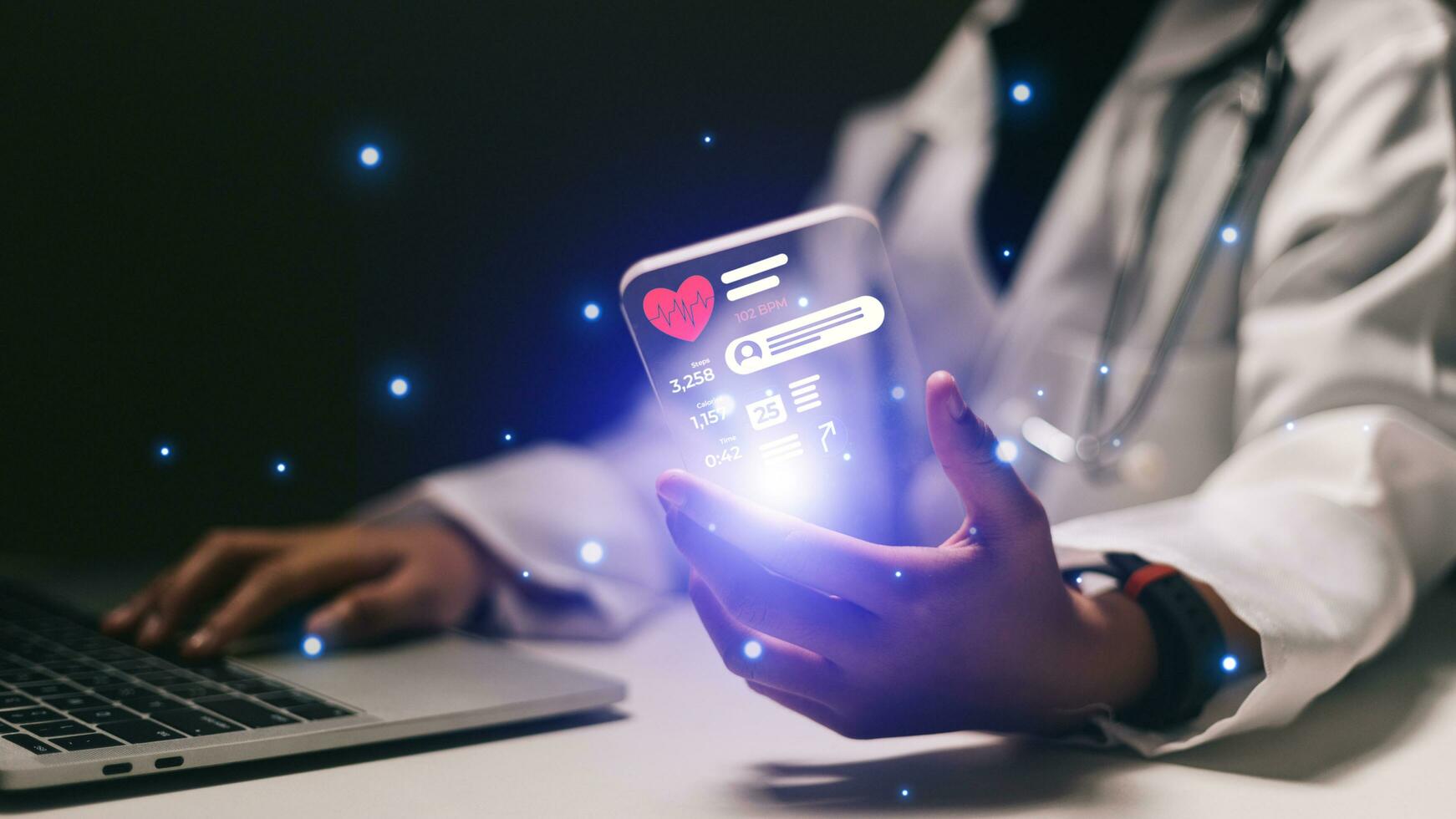 vrouw dokter gebruik makend van smartphone met medisch app Aan scherm. gezondheidszorg concept. foto