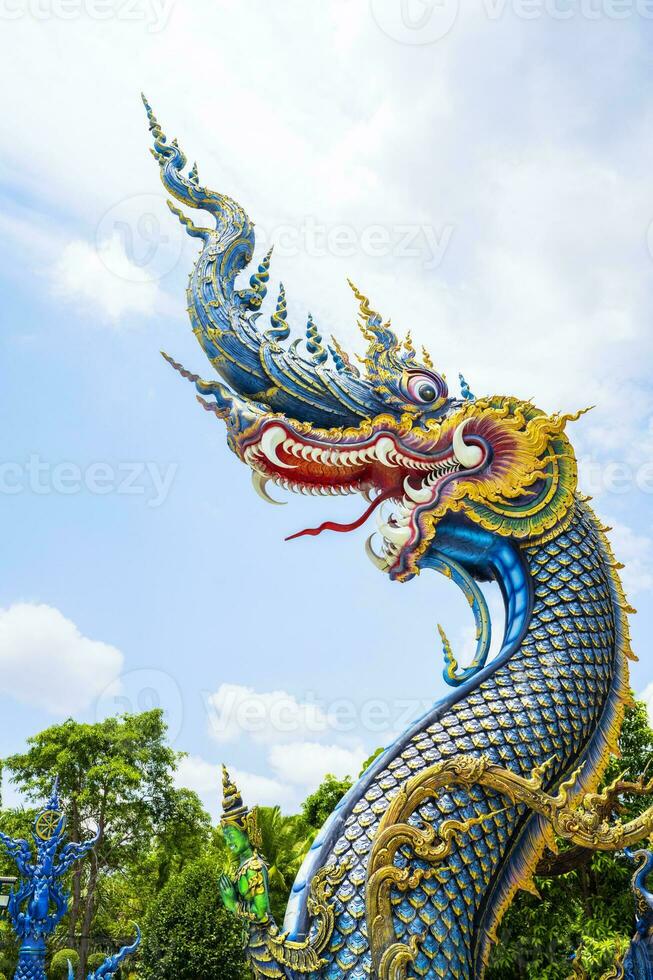de naga hoofd Bij rong sua tien tempel of blauw tempel in Chiang rai provincie, Thailand foto