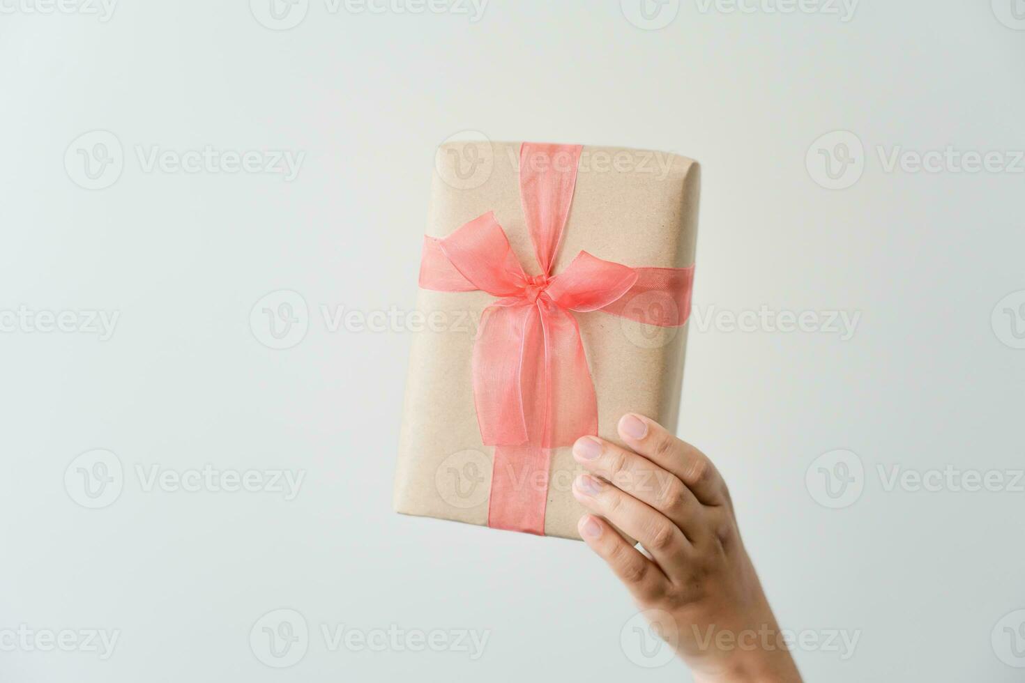 vrouw draag- geschenk papier doos stropdas schattig lint voor speciaal gelegenheid. levering Bezig met verzenden Cadeau naar iemand speciaal naar dank of verrassing. foto