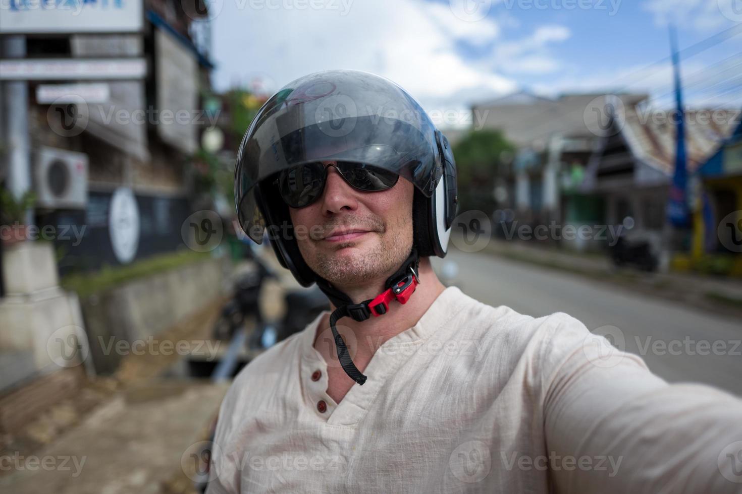 selfie van man met helm foto