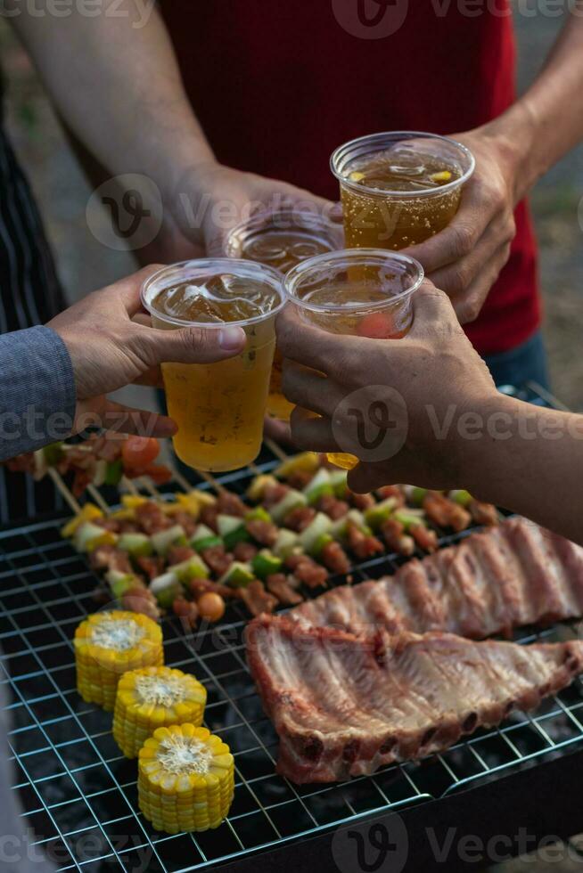 bier drankjes bereid voor barbecue partij tussen vrienden zijn geserveerd in plastic bril omdat plastic bril kan worden gemakkelijk opgeslagen Bij einde van feest. gemakkelijk partij idee door portie bier in plastic bril. foto