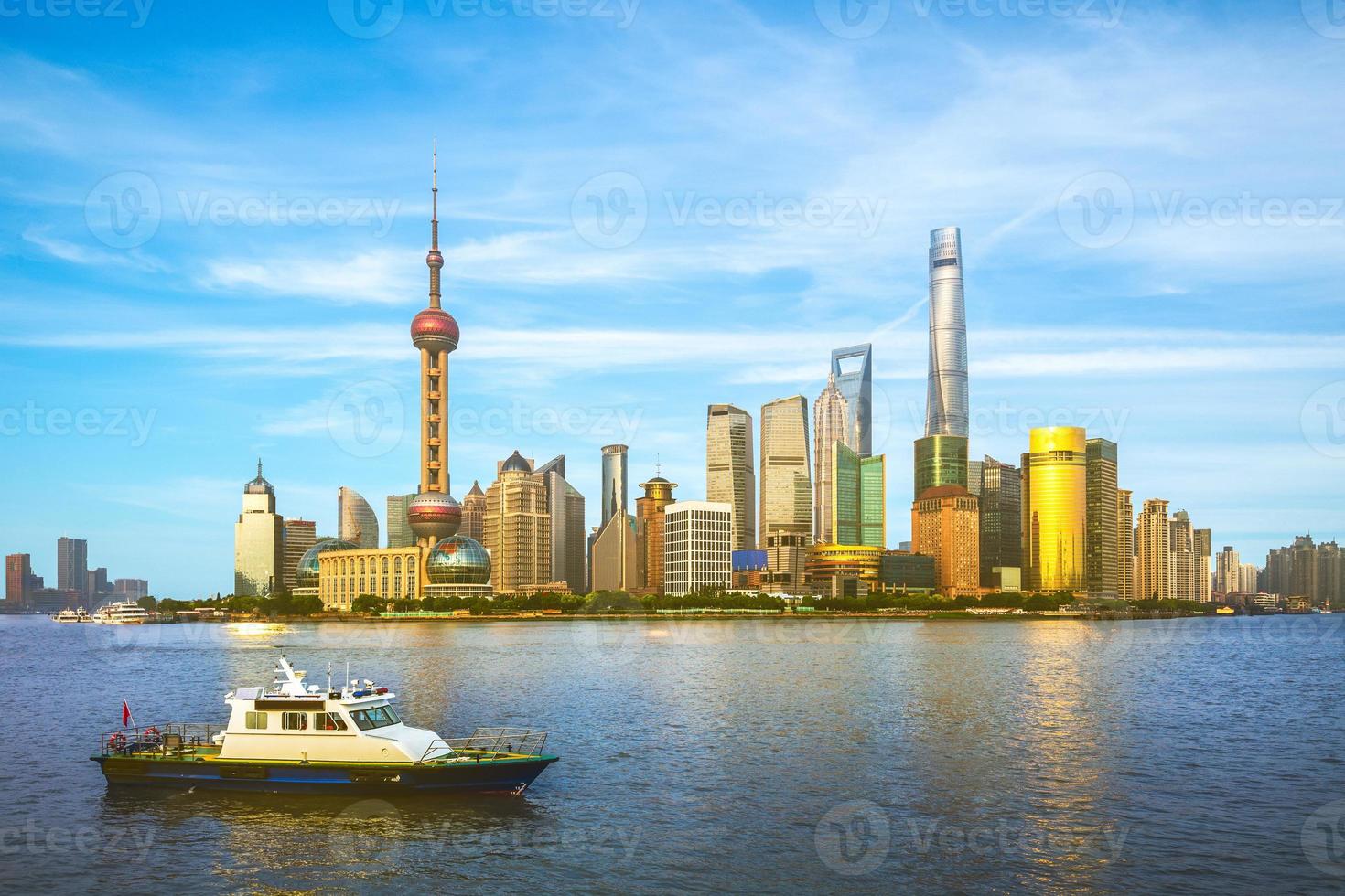 skyline van pudong door huangpu rivier in shanghai, china foto