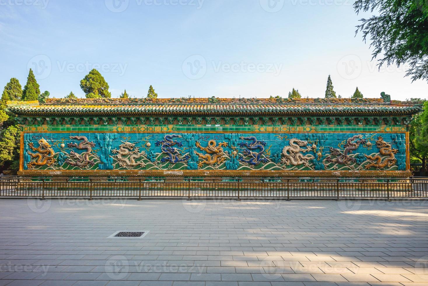 negen-dragon muur in beihai park, beijing, china foto