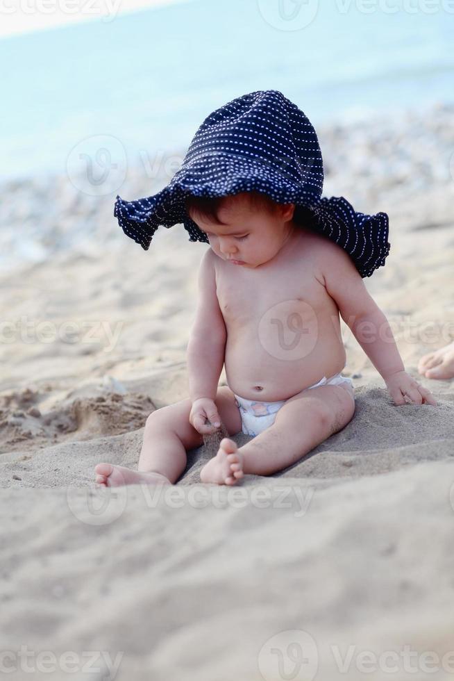 baby op het strand foto