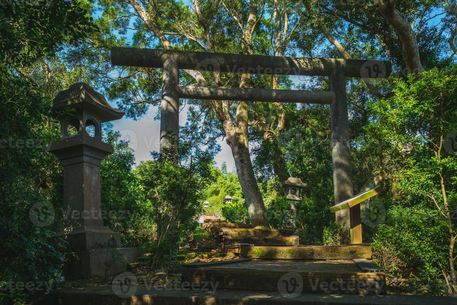 japanse poort torii, overblijfselen van yuli-schrijn in hualien, taiwan foto