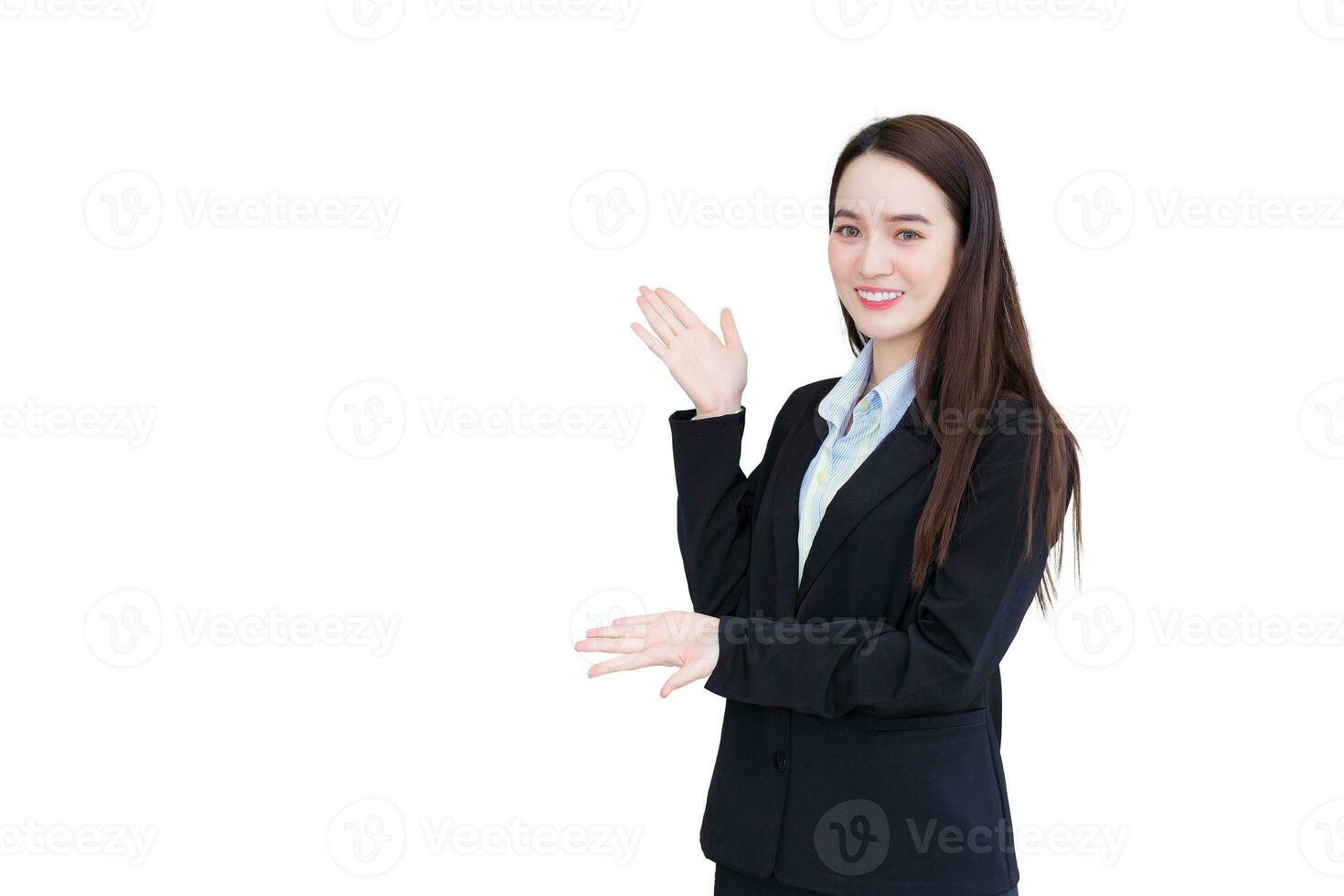 professioneel jong bedrijf werken Aziatisch vrouw vervelend een zwart pak staat en Cadeau iets terwijl ze glimlacht gelukkig geïsoleerd Aan wit achtergrond. foto