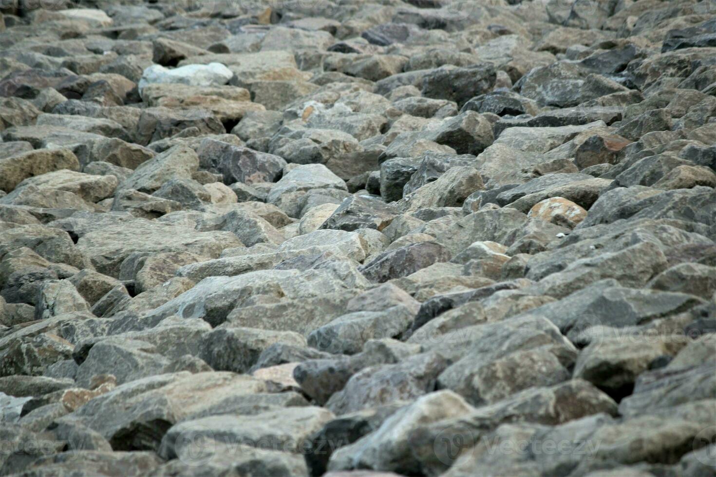 achtergrond van stenen Aan de zee kust foto