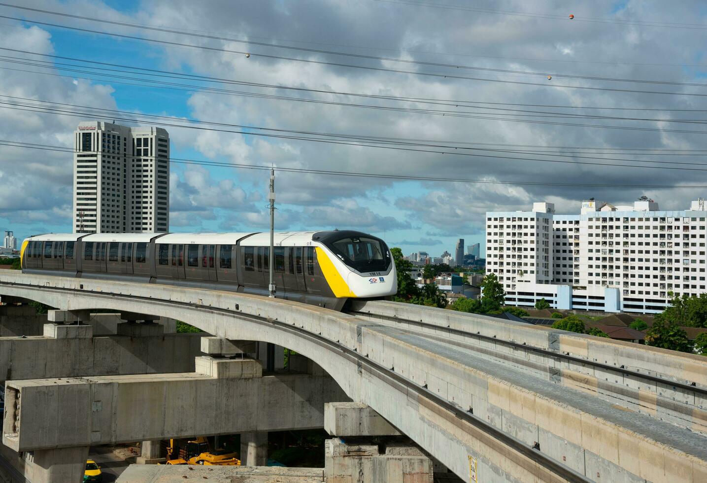 Bangkok, Thailand- 2 juli, 2023-mrt geel lijn trein gedurende test rennen foto