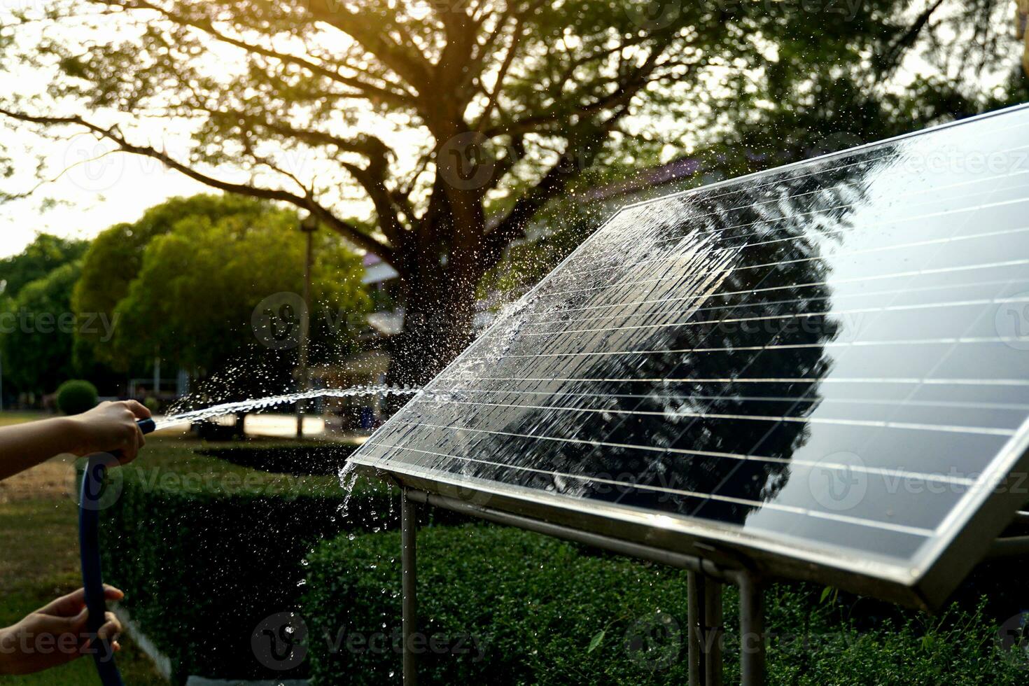 schoonmaak zonne- panelen, elektrisch macht levering, pad lamp door gebruik makend van water naar wassen en verwijderen stof of aarde dat is gehecht naar het. concept van hernieuwbaar energie, zonne- energie, opslaan energie. foto