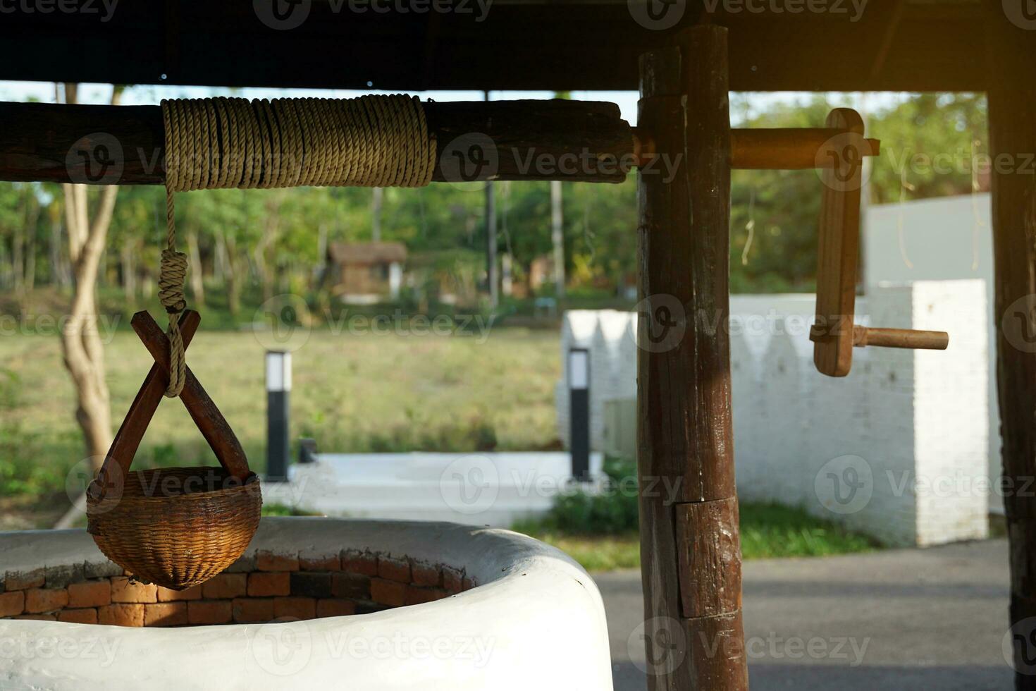 een oude goed of lier naar halen water van een goed is gebouwd gebruik makend van gemakkelijk fysica mechanica van wiel en as. deze zullen helpen verminderen de inspanning naar trek water van de goed. foto