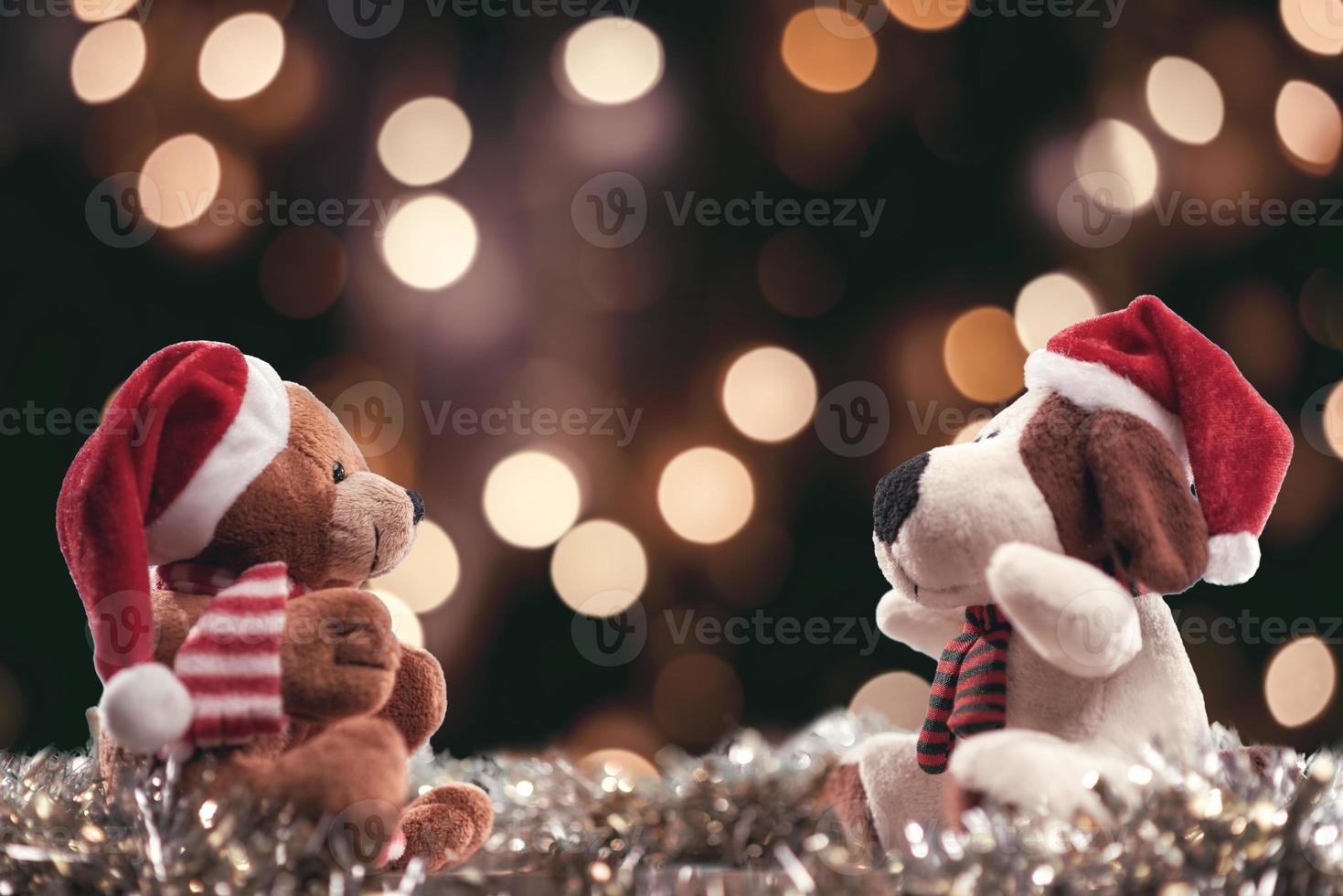 twee teddyberen genieten van kerst en oudejaarsavond, nieuwjaarsviering concept. foto
