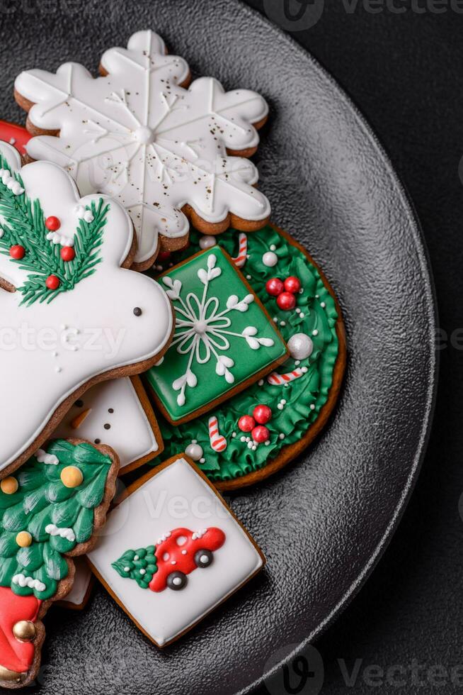 mooi Kerstmis of nieuw jaar kleurrijk eigengemaakt peperkoek koekjes foto