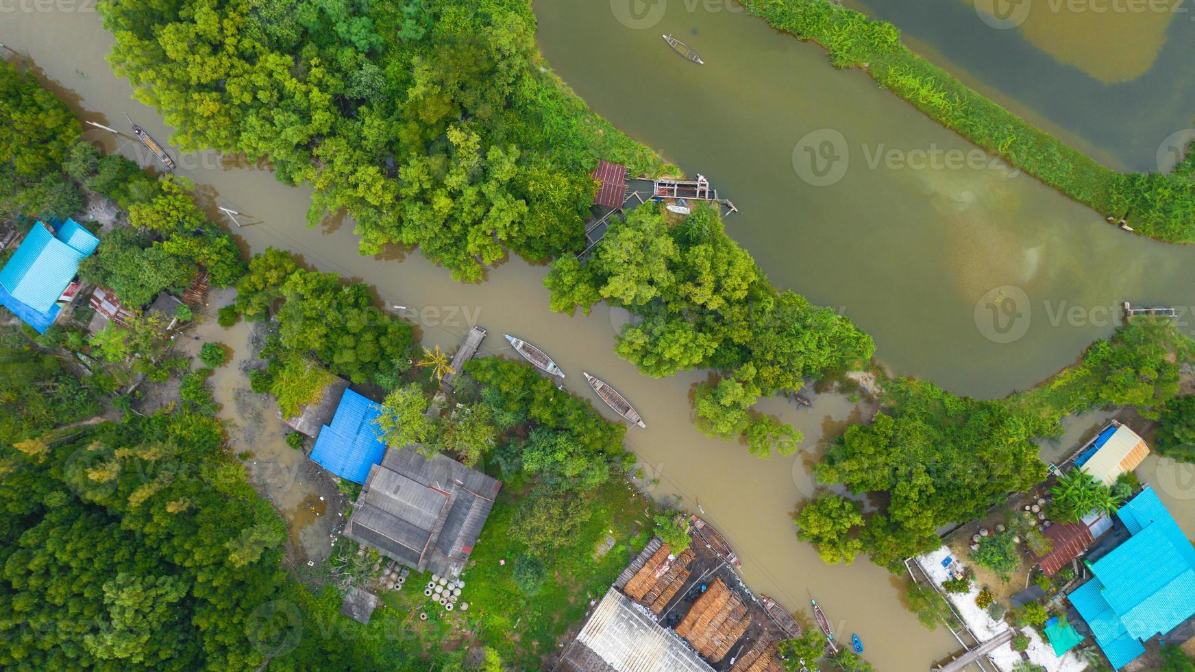 luchtfoto vissersboot op het platteland thailand foto