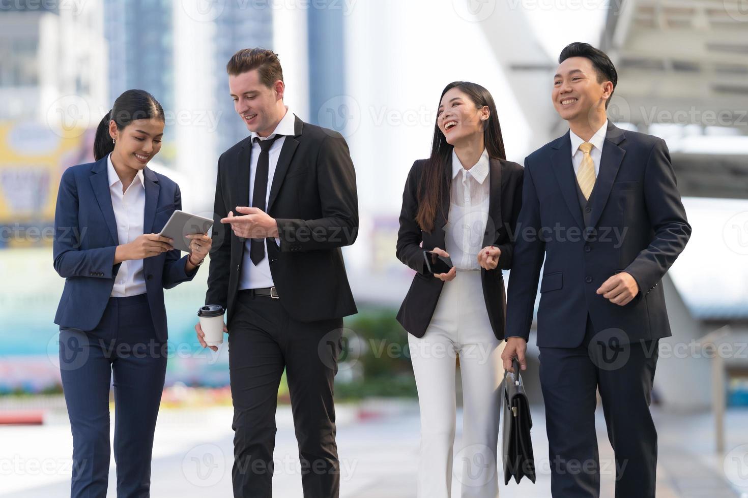 zakenmensen lopen en praten met elkaar foto