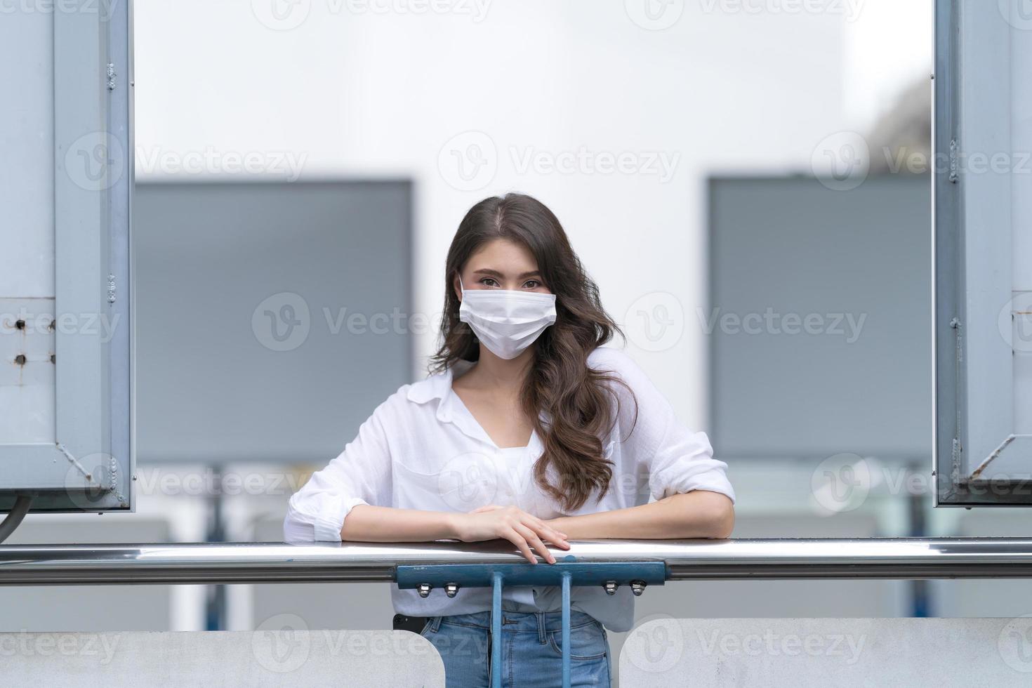 jonge vrouw die medisch gezichtsmasker draagt foto