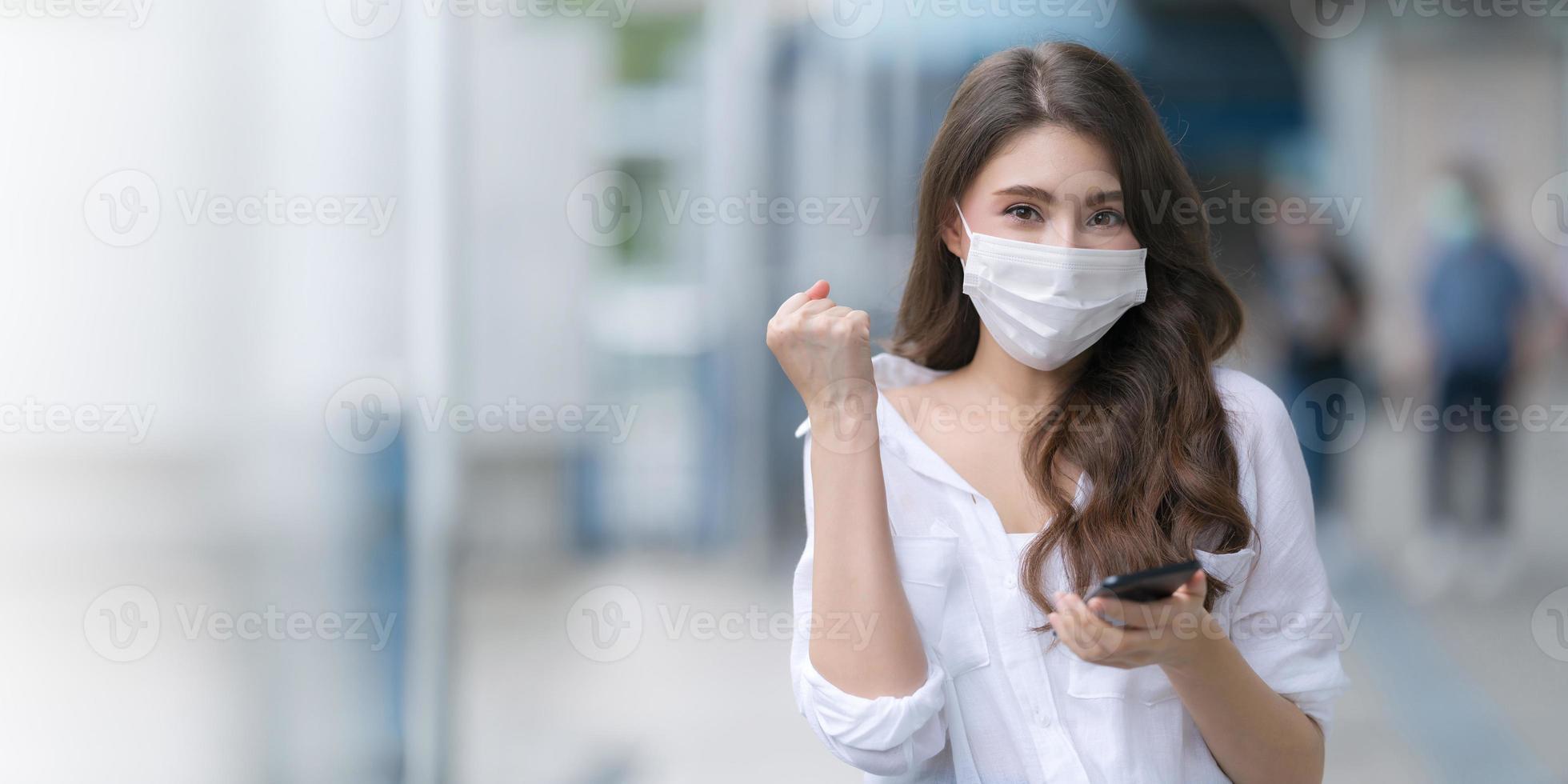 portret van een jonge vrouw die een beschermend gezichtsmasker draagt foto