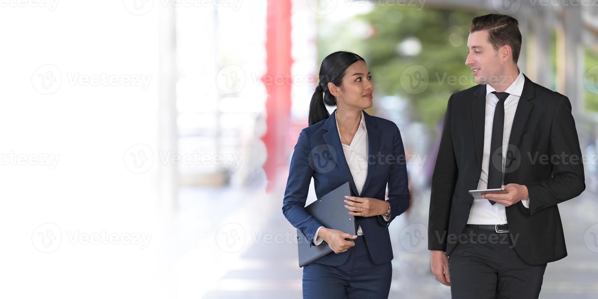 zakenmensen lopen en praten met elkaar foto