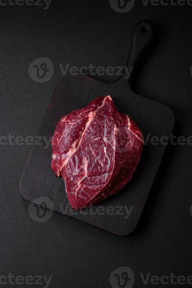 vers rauw rundvlees steak met zout, specerijen en kruiden foto