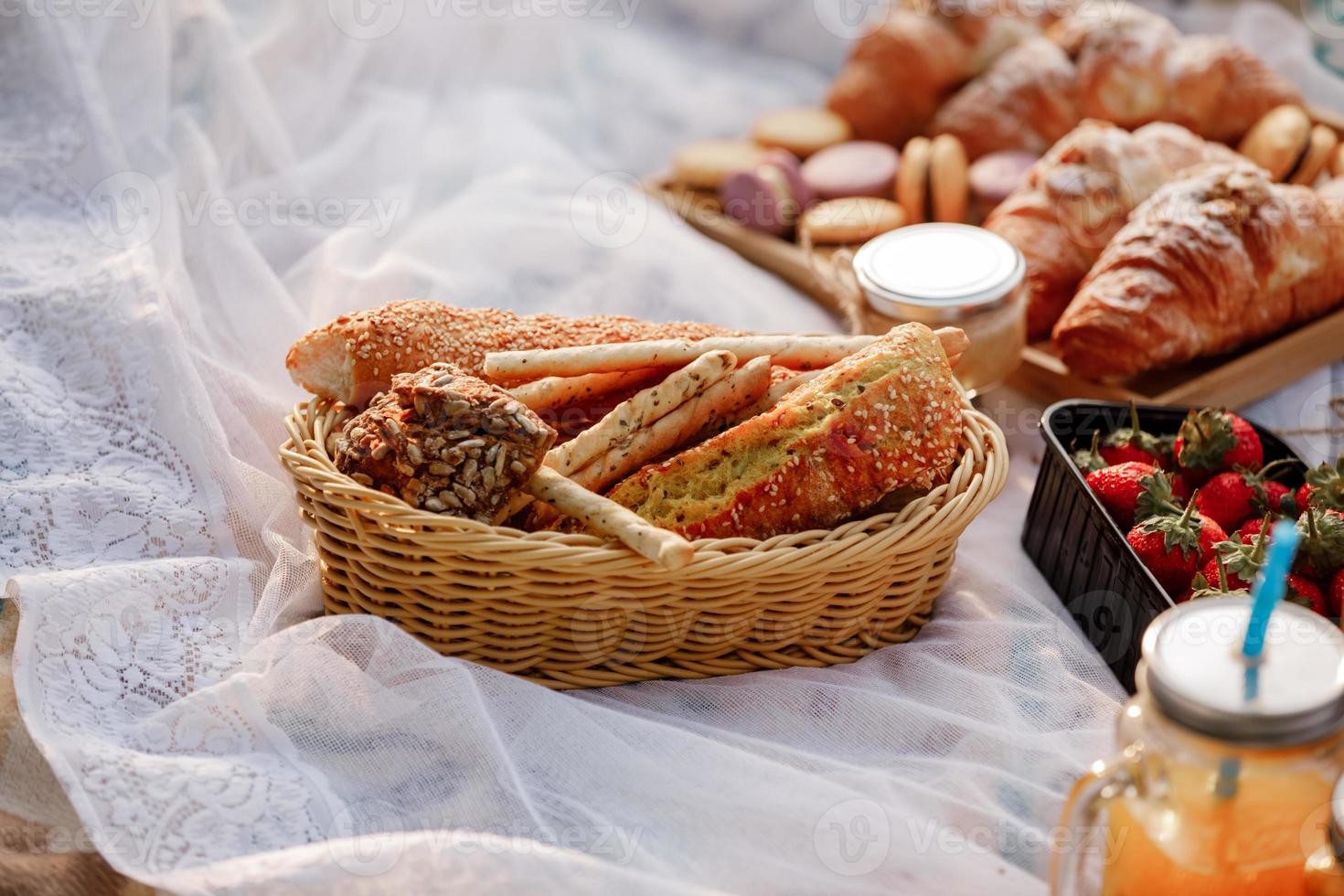 picknick in de natuur, verse broodjes, croissants. Franse croissants foto