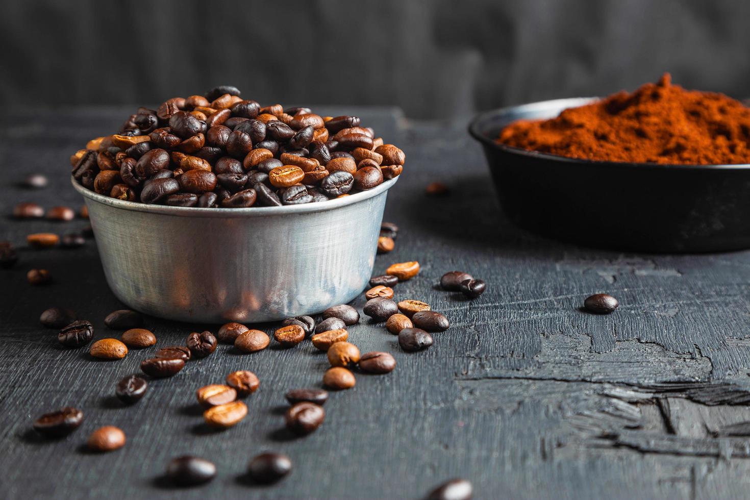 gemalen koffiepoeder en gebrande koffiebonen foto