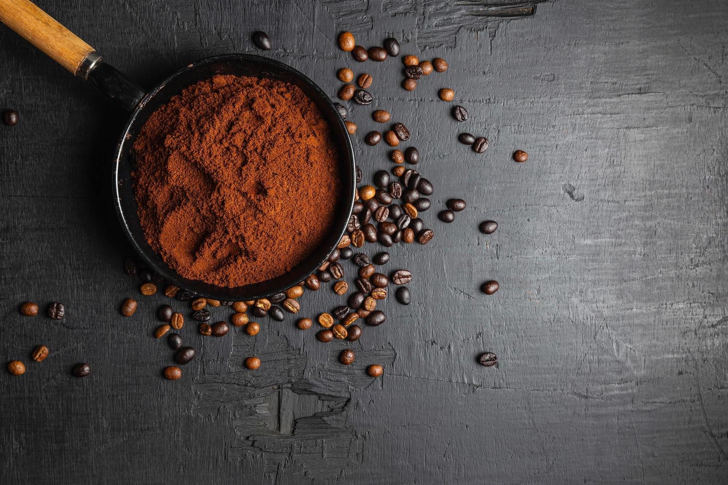 gemalen koffiepoeder en gebrande koffiebonen foto