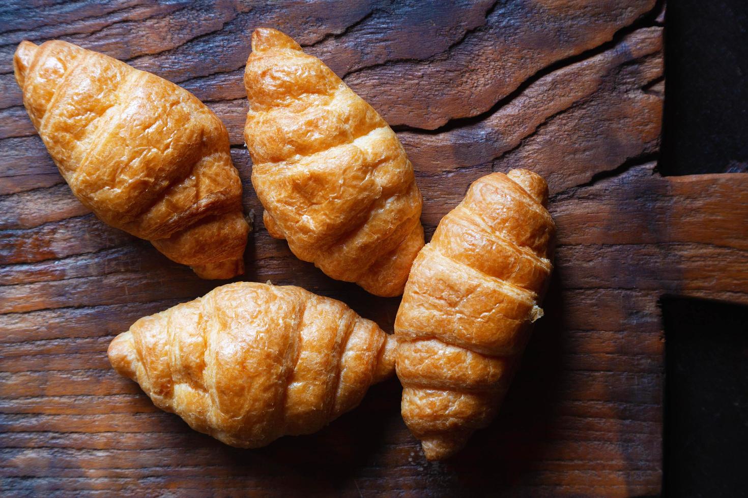 ontbijt croissant brood op de houten tafel foto