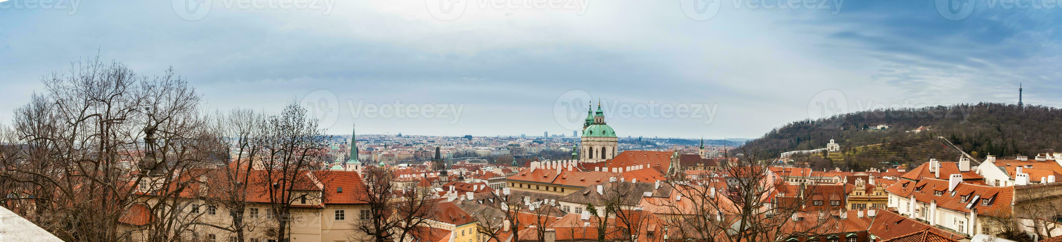 panorama van de Praag stad Bij de beginnend van voorjaar foto