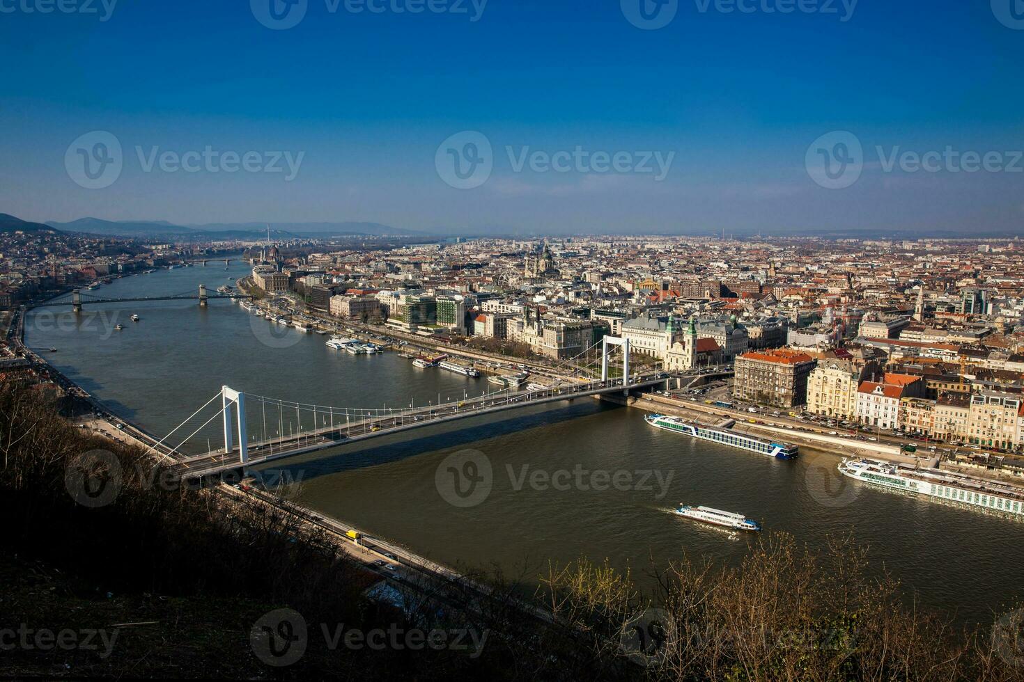 visie van de mooi Boedapest stad en Donau rivier- onder de blauw lucht foto