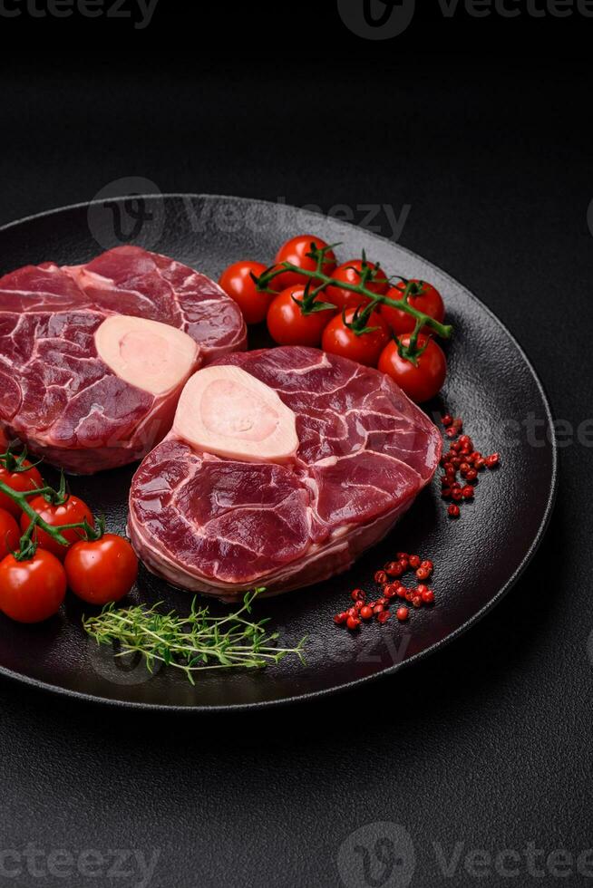 vers rauw rundvlees steak met bot of ossobuco met zout, specerijen en kruiden foto