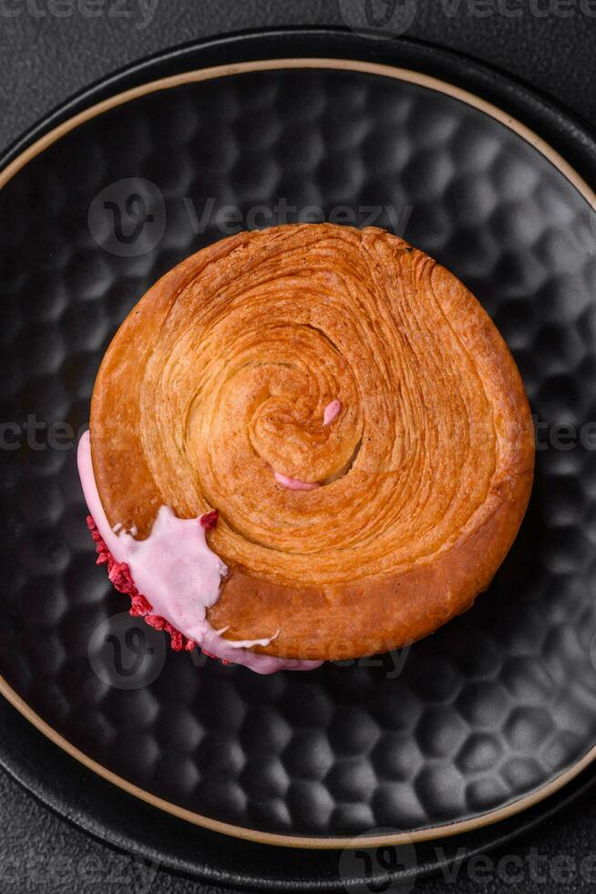 ronde bladerdeeg gebakje croissant met framboos vulling of nieuw york rollen foto