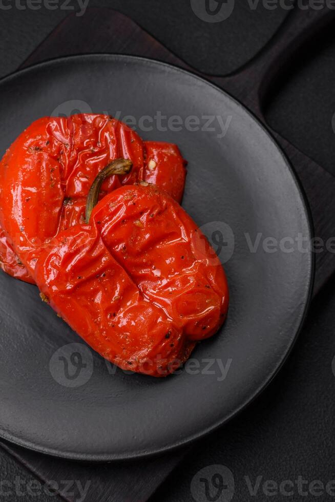 heerlijk sappig gegrild paprika's met specerijen en kruiden foto
