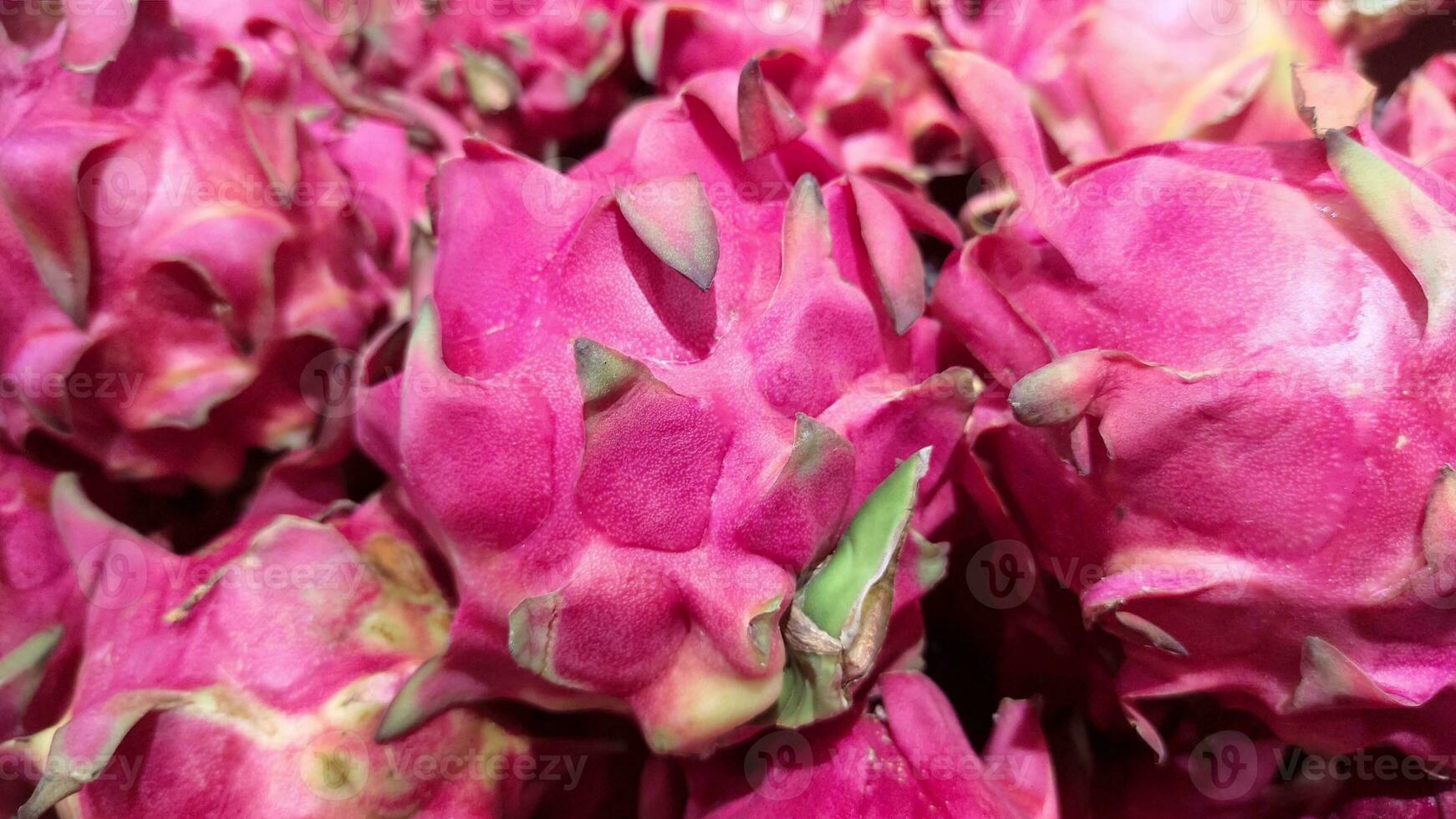 stapel van pitaya fruit Aan de markt foto