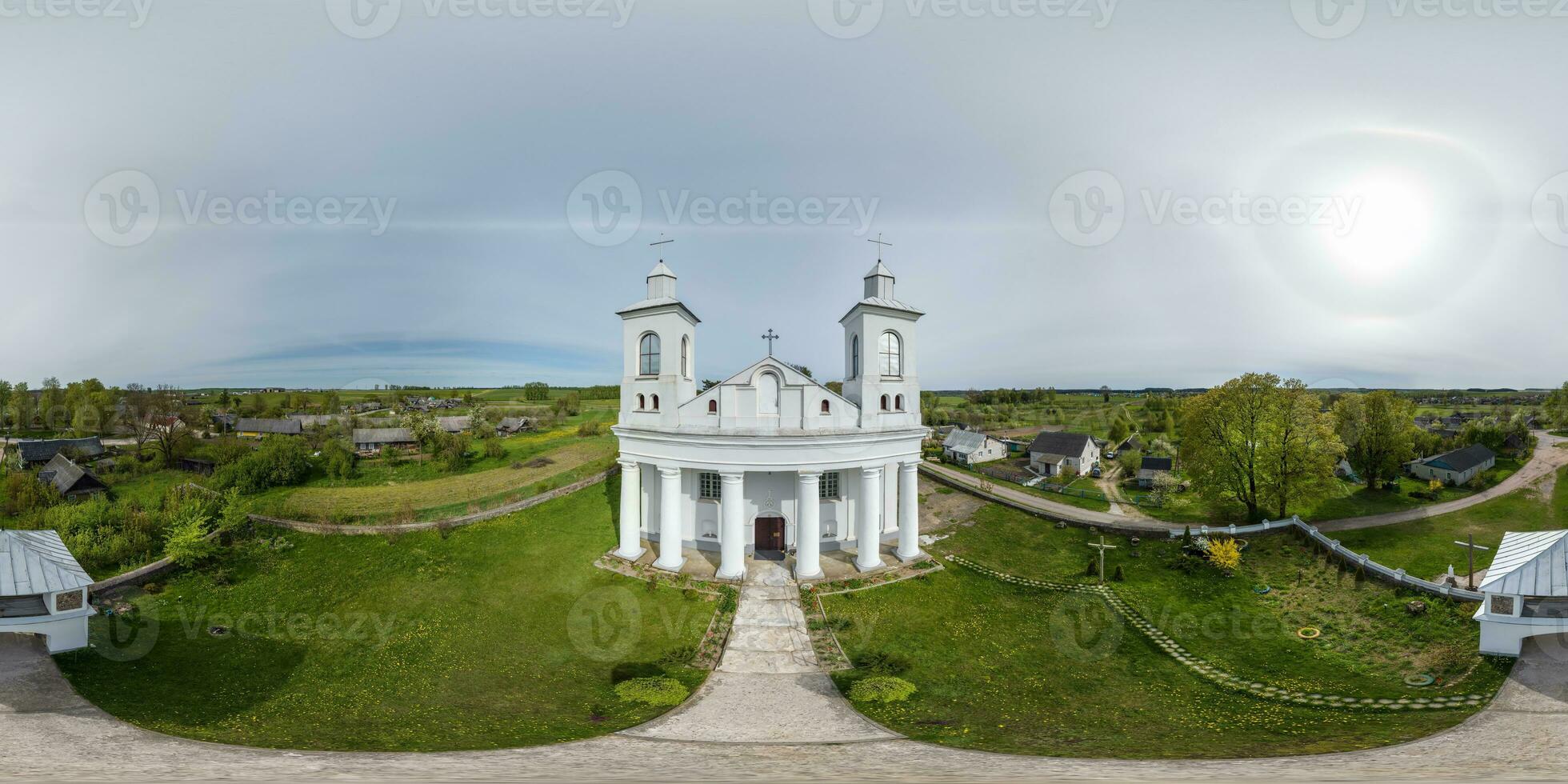 antenne vol hdri 360 panorama visie van wit classicisme Katholiek kerk in platteland met dubbele halo in lucht in equirectangular projectie met zenit en nadir. vr ar inhoud foto