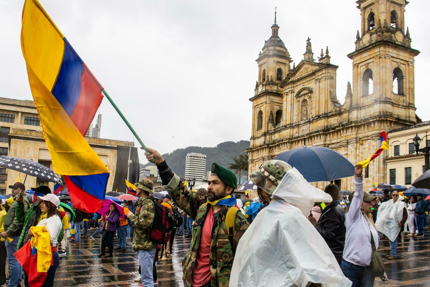 bogotá, Colombia, 19 juli 2023. vredig protest van de leden van de actief reserveren van de leger en Politie krachten in Bogota Colombia tegen de regering van gustav petroleum foto