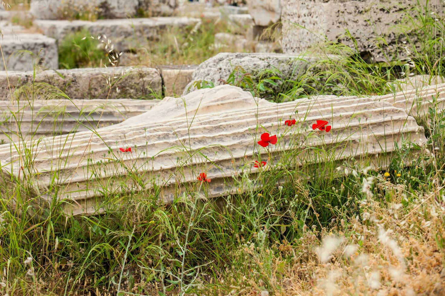 oude ruïnes Aan de zuiden gezicht van de acropolis heuvel in Athene stad foto