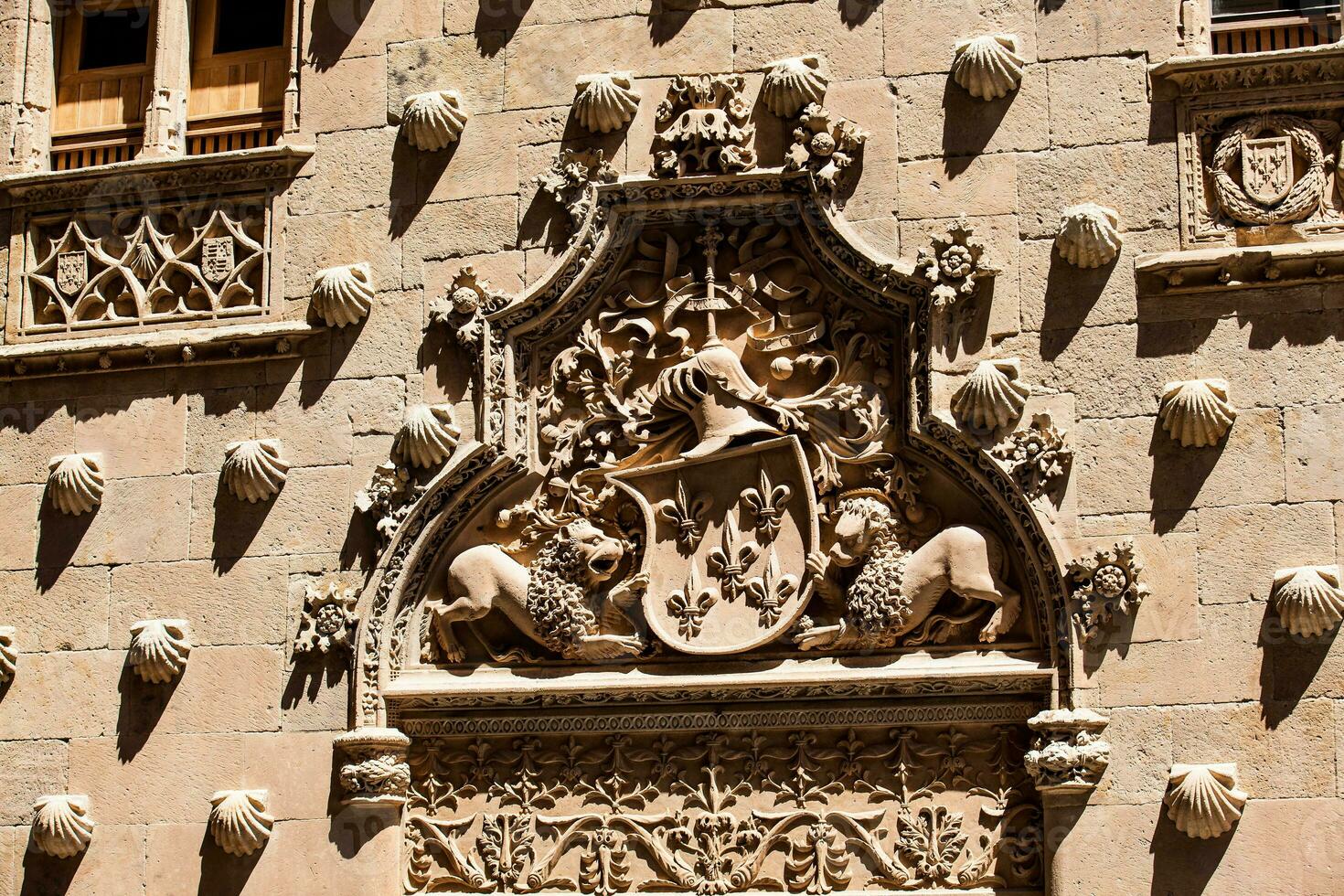 detail van decoraties Aan de facade van de historisch huis van de schelpen gebouwd in 1517 door rodrigo aria's de maldonado ridder van de bestellen van Santiago de compostela in Salamanca, Spanje foto