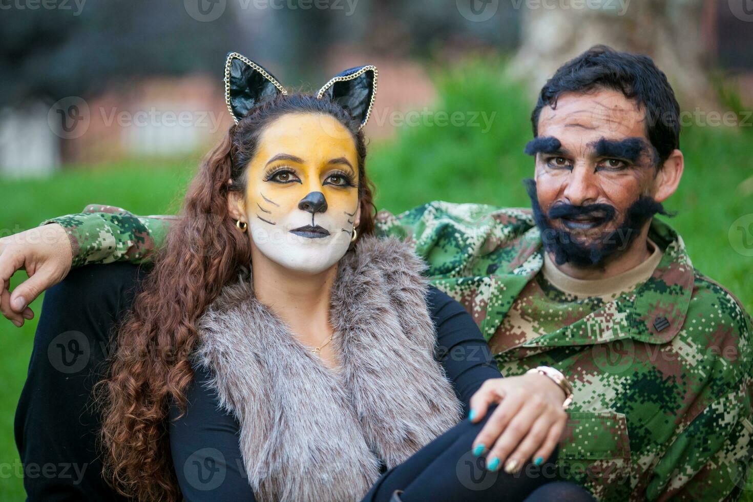 jong paar vervelend wolf en houthakker kostuums. echt familie hebben pret terwijl gebruik makend van kostuums van de weinig rood rijden kap verhaal in halloween. foto