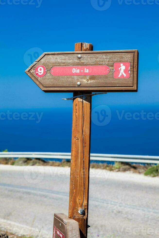 signalering pijl tonen de wandelen pad aantal 9 tussen fira en oia Aan de Santorini eiland foto