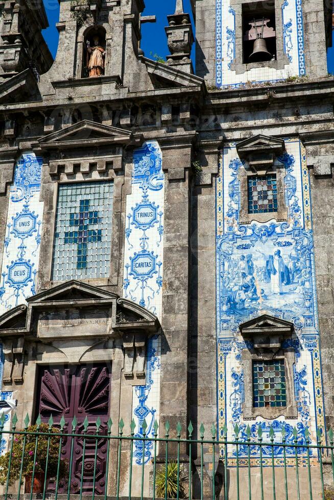 detail van de azulejo tegelwerk van de historisch Igreja de santo ildefonso een Achttiende eeuw kerk in de stad van porto in Portugal foto