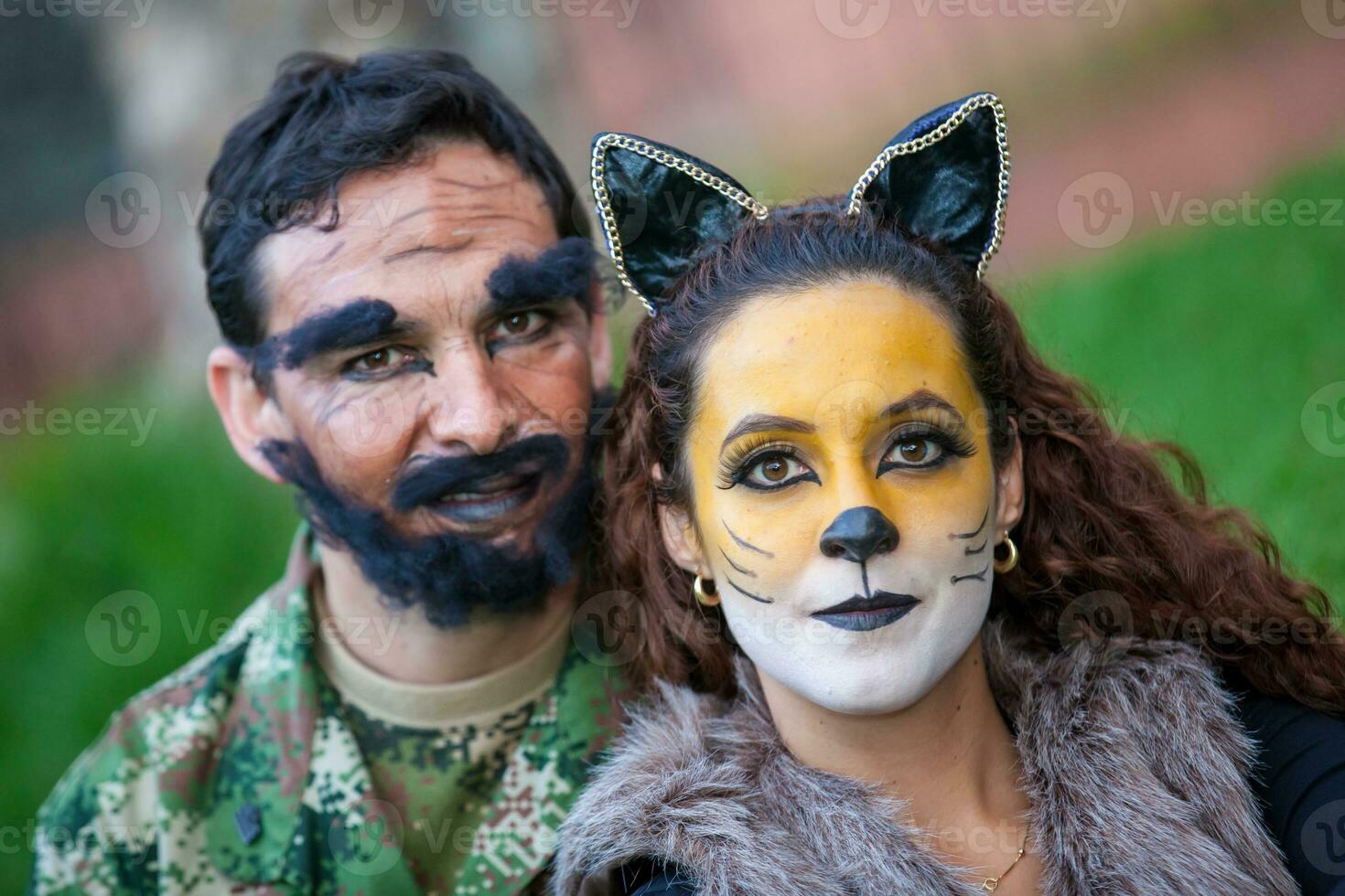 jong paar vervelend wolf en houthakker kostuums. echt familie hebben pret terwijl gebruik makend van kostuums van de weinig rood rijden kap verhaal in halloween. foto