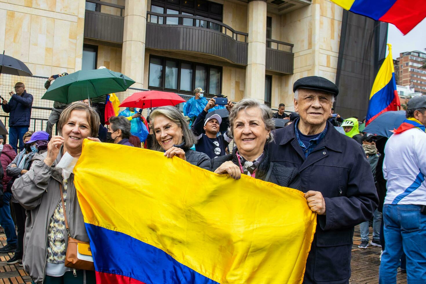 bogotá, Colombia, 19 juli 2023. vredig protest van de leden van de actief reserveren van de leger en Politie krachten in Bogota Colombia tegen de regering van gustav petroleum foto