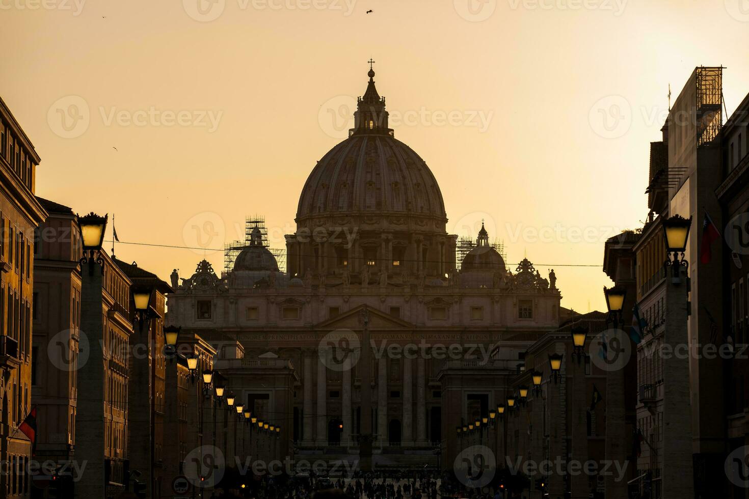 de zonsondergang valt over- de mooi constantijn basiliek van st. peter Bij de Vaticaan stad foto