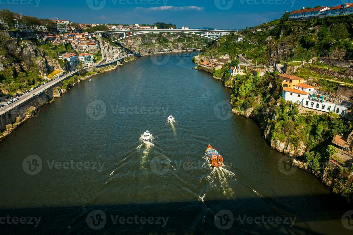 boten het zeilen Aan de douro rivier- in een mooi vroeg voorjaar dag foto