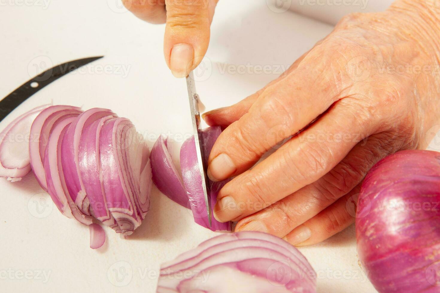 vis marinade voorbereiding stappen. snijdend rood uien foto