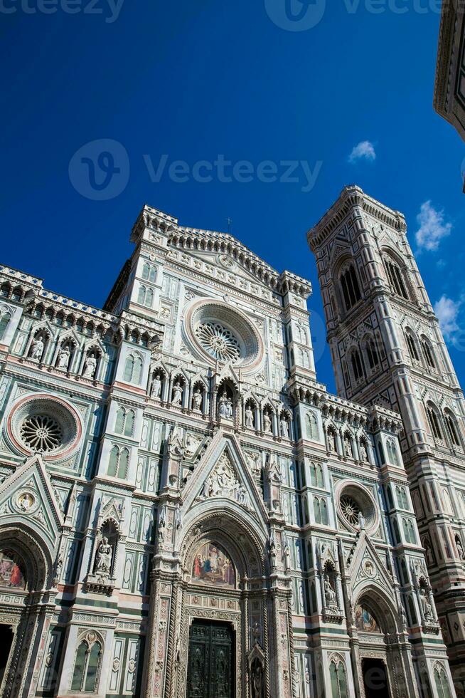 de Giotto campanile en Florence kathedraal gewijd in 1436 tegen een mooi blauw lucht foto