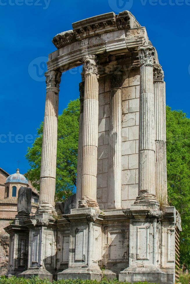 ruïnes van de oude tempel van Vesta Bij de Romeins forum in Rome foto