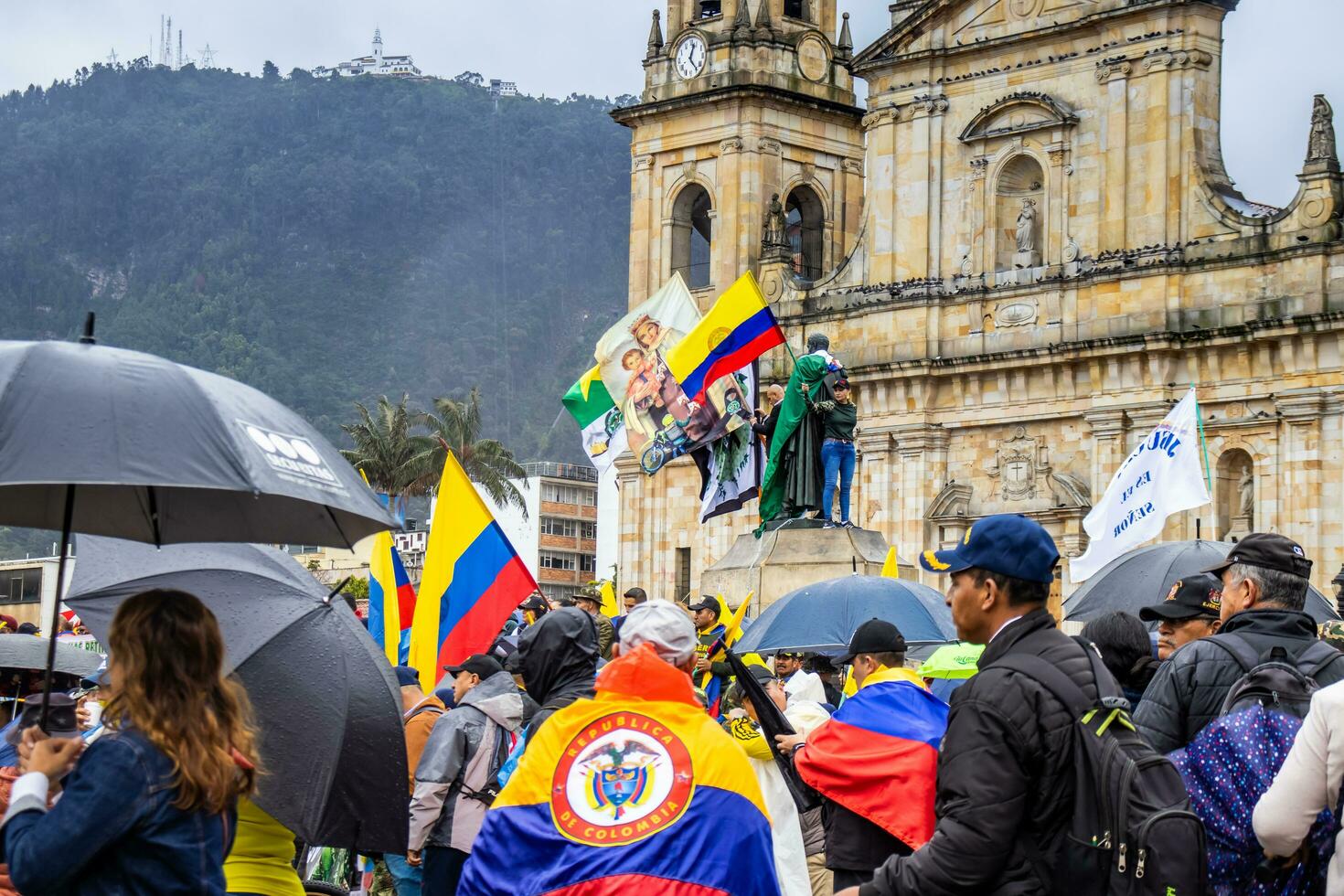 bogotá, Colombia, 19 juli 2023. vredig protest van de leden van de actief reserveren van de leger en Politie krachten in Bogota Colombia tegen de regering van gustav petroleum foto