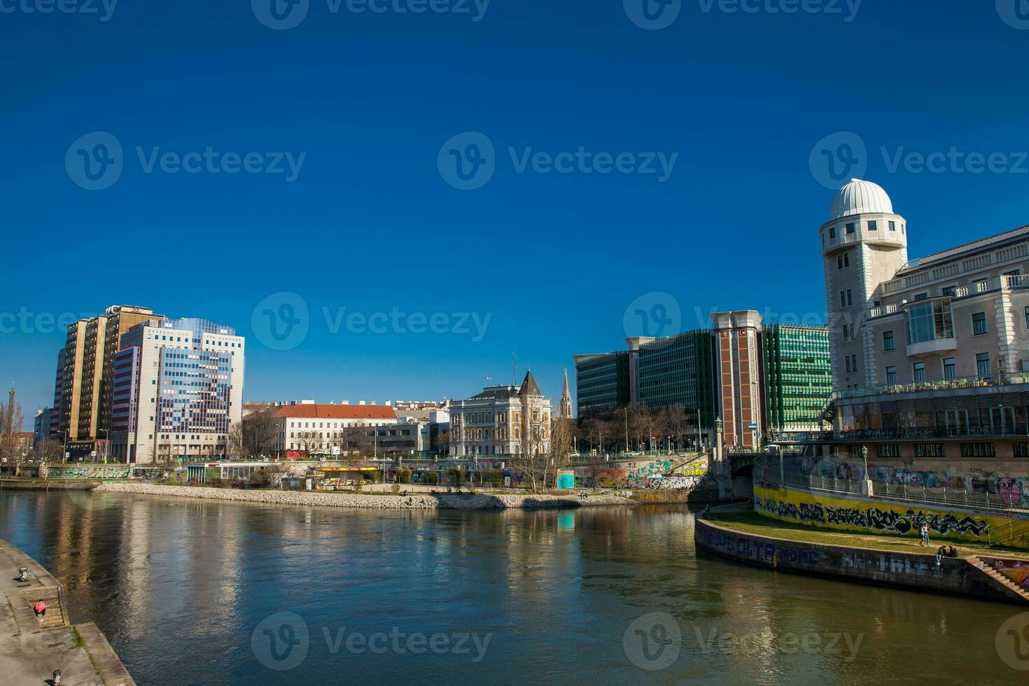 de Donau kanaal gezien van de aspern brug in Wenen welke verbindt de districten van innere stadt en Leopoldstad foto