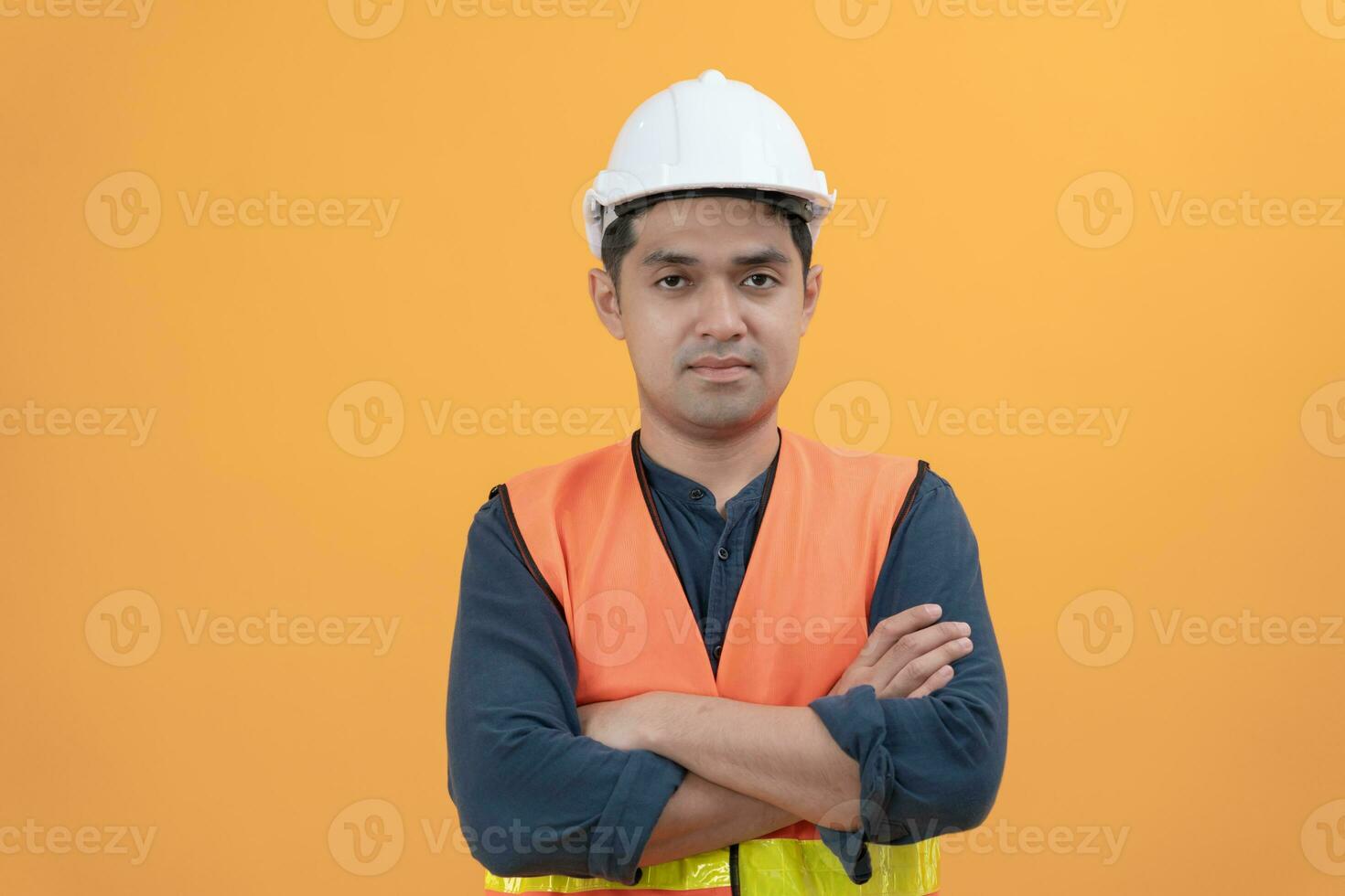 inspecteur, ingenieur, voorman of contactor trots kruisen zijn armen naar inspecteren de kwaliteit van zijn werk. architecten werk naar bouwen de huis voordat overhandigen het over- naar de huiseigenaar. ontwikkelen nieuw landgoed. foto