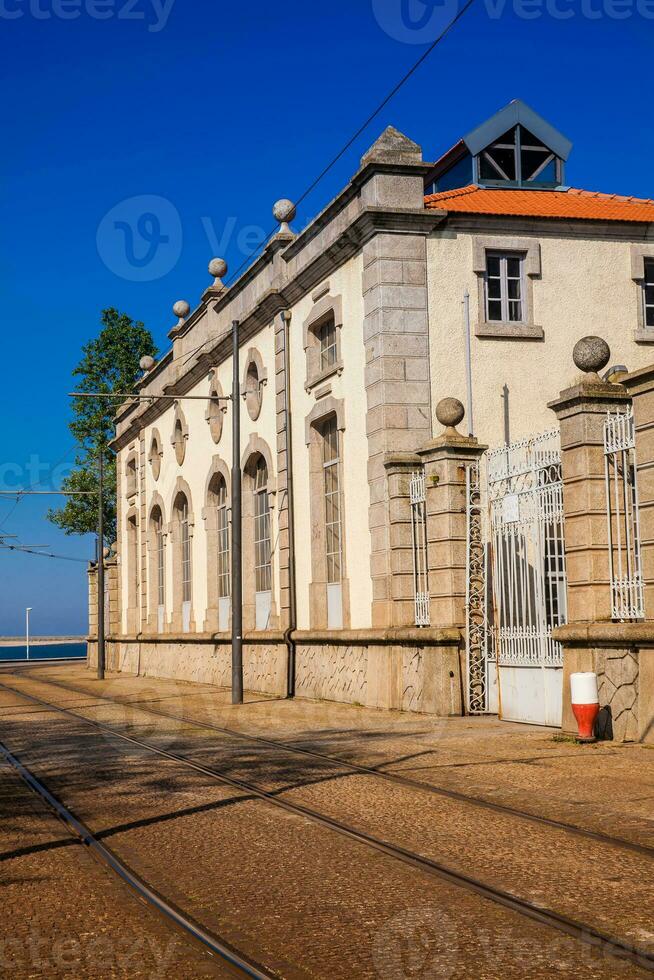 mooi antiek huis Aan een hoek van de rua de sobreiras in porto stad in Portugal foto